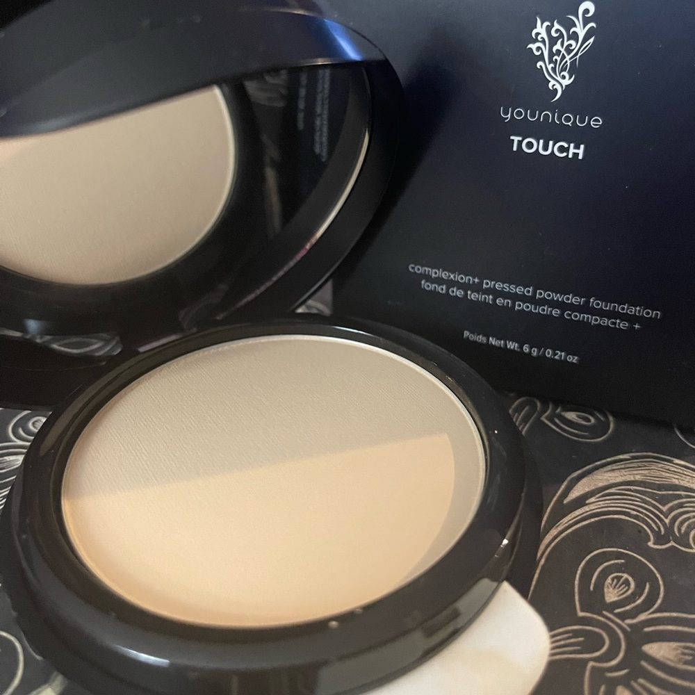 Younique Touch complexion+pressed powder foundation